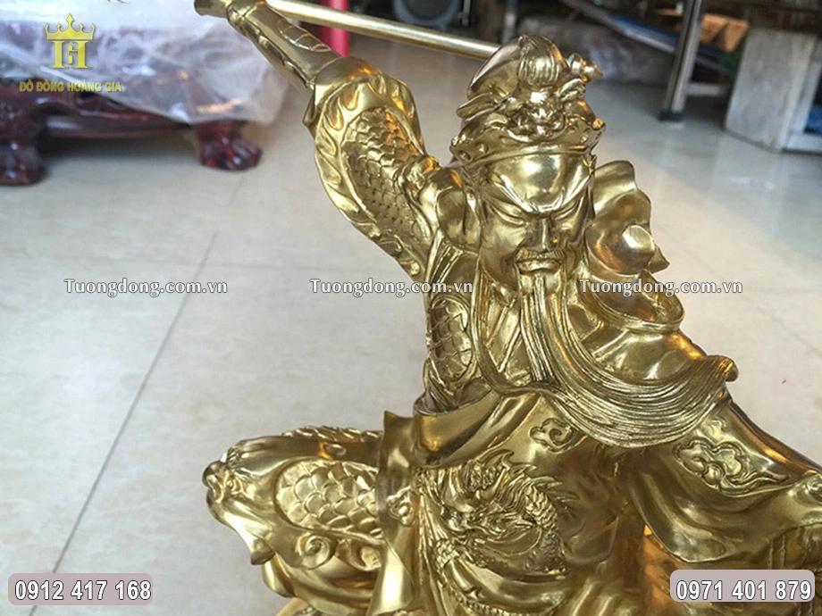 Gương mặt uy nghiêm của ông được chạm khắc sắc nét